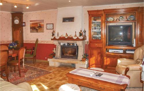 TV/Unterhaltungsangebot in der Unterkunft Beautiful Home In Plouer Sur Rance With 6 Bedrooms And Wifi