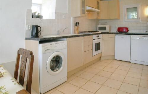 une cuisine avec une machine à laver et un évier dans l'établissement Stunning Home In Lhermenault, à LʼHermenault