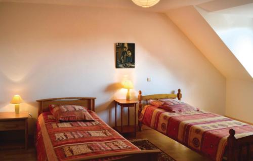 Un pat sau paturi într-o cameră la Awesome Home In Meslan With 3 Bedrooms And Wifi