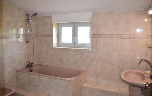 O baie la Awesome Home In Meslan With 3 Bedrooms And Wifi