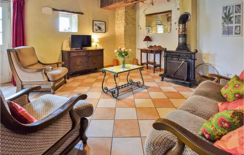 TV a/nebo společenská místnost v ubytování Cozy Home In St Germain Du Pert