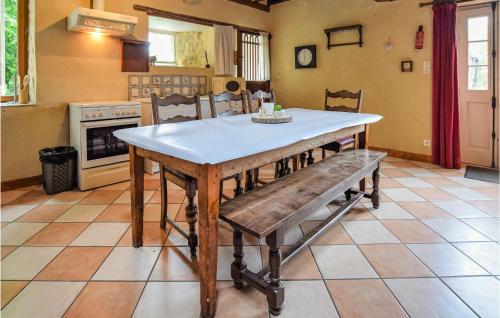 - une cuisine avec une table et un banc dans l'établissement Cozy Home In St, Germain Du Pert, à Saint-Germain-du-Pert