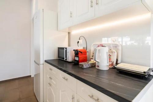 Βright Walled Designed Apt in Glyfada Center 1Gbps
