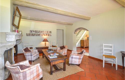 un salon rempli de meubles et d'une cheminée dans l'établissement Stunning Home In S,quentin-La-Poterie, à Saint-Quentin-la-Poterie