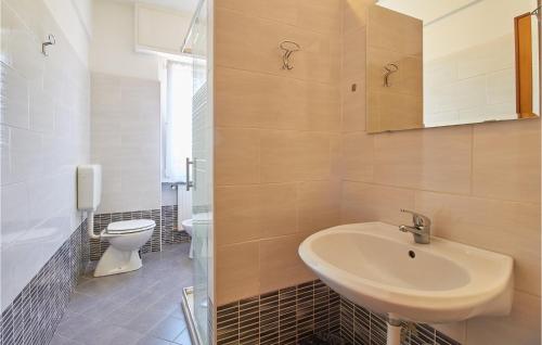 ピエトラ・リーグレにあるCasa Borgo 5のバスルーム(洗面台、トイレ付)