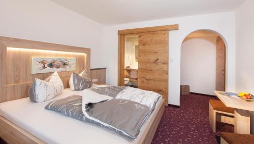 Una cama o camas en una habitación de Lehnhof