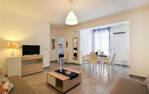 ein Wohnzimmer mit einem Sofa und einem Tisch mit einem TV in der Unterkunft 2 Bedroom Amazing Apartment In Trappeto in Trappeto
