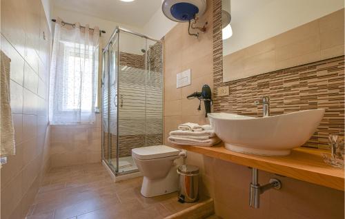 Kúpeľňa v ubytovaní Lovely Apartment In Trappeto With Wifi