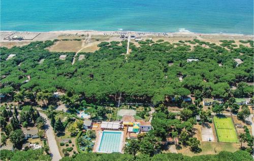 une vue aérienne d'un complexe hôtelier avec piscine et l'océan dans l'établissement Two-Bedroom Holiday Home In Baia Domizia Saurunca, à Baia Domizia