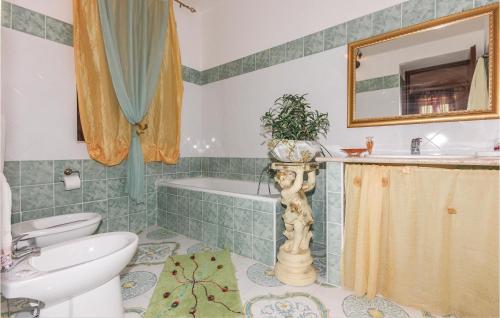 Bathroom sa Awesome Home In S,mauro Cilento -sa- With 4 Bedrooms, Private Swimming Pool And Outdoor Swimming Pool