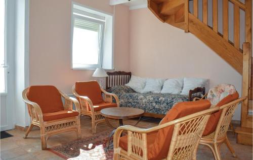 Posezení v ubytování 2 Bedroom Lovely Home In Kerbors