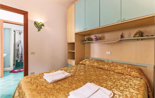 um quarto com uma cama com toalhas em Gelso Bianco em Praiano