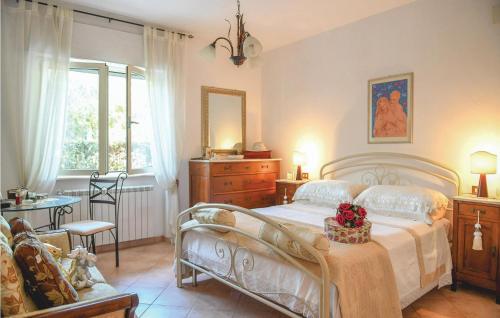 um quarto com uma cama, uma mesa e uma cadeira em Villa Fiorinvalle em Ripa Teatina