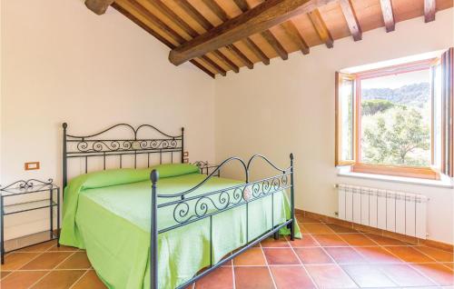 CantagrilloにあるNice Apartment In Casalguidi Pt With Kitchenのベッドルーム(緑のベッド1台、窓付)