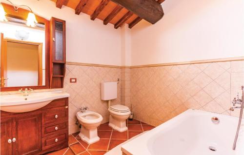 Nice Apartment In Casalguidi Pt With 3 Bedrooms, Wifi And Outdoor Swimming Pool tesisinde bir banyo