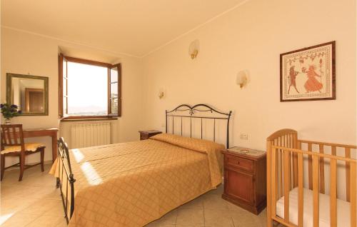 ポマランチェにあるCorneto 4のベッドルーム1室(ベッド1台、ベビーベッド1台、テーブル付)