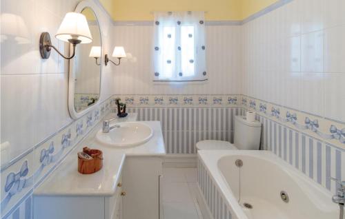 ein weißes Badezimmer mit einer Badewanne, einem Waschbecken und einer Badewanne in der Unterkunft Lovely Home In Velez - Malaga With Kitchen in Vélez-Málaga