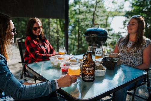 a group of women sitting at a table drinking beer at Entre Lemoine et l'arbre in Val-dʼOr