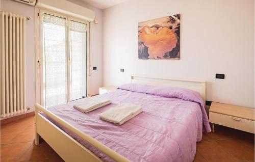 a bedroom with a bed with two towels on it at Orizzonte 2 in Lido di Dante