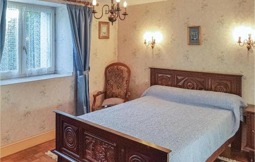 une chambre avec un lit, une chaise et une fenêtre dans l'établissement Holiday Home Gouesnach - 02, à Gouesnach