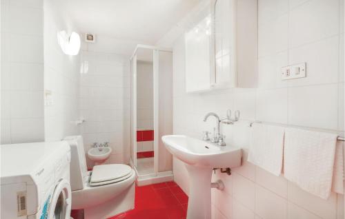 bagno bianco con servizi igienici e lavandino di Casa Maddalena a Porto Azzurro