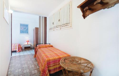 niewielka sypialnia z łóżkiem i stołem w obiekcie Casa Maddalena w mieście Porto Azzurro