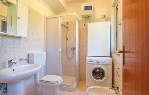 Ένα μπάνιο στο 2 Bedroom Beautiful Home In Sinagra
