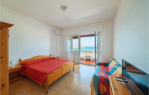 una camera con letto e vista sull'oceano di Il Porto a Porto Torres