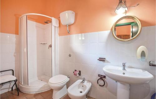 Vonios kambarys apgyvendinimo įstaigoje Beautiful Apartment In Gioiosa Marea Me With 1 Bedrooms, Wifi And Outdoor Swimming Pool