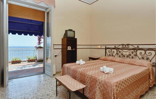 3 Bedroom Amazing Home In S, Giovanni A Piro Sa tesisinde bir odada yatak veya yataklar