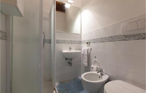 カパンノリにあるVilla Martelliのバスルーム(洗面台、トイレ、シャワー付)