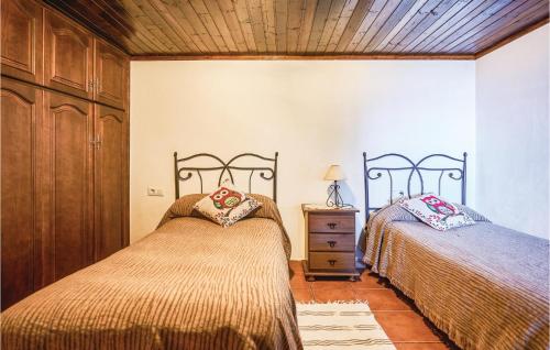 เตียงในห้องที่ 2 Bedroom Amazing Home In Icod El Alto