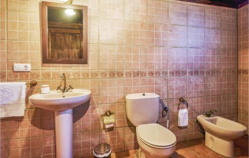 ห้องน้ำของ 2 Bedroom Amazing Home In Icod El Alto