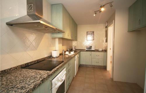 Una cocina o kitchenette en Nice Apartment In Marbella-elviria With Wifi, Outdoor Swimming Pool And Swimming Pool
