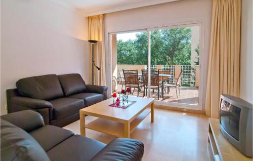 sala de estar con sofá, TV y mesa en Nice Apartment In Marbella-elviria With 3 Bedrooms, Wifi And Outdoor Swimming Pool, en Marbella
