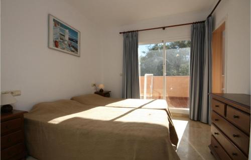 マルベーリャにあるNice Apartment In Marbella-elviria With Wifi, Outdoor Swimming Pool And Swimming Poolのベッドルーム1室(ベッド1台、大きな窓付)