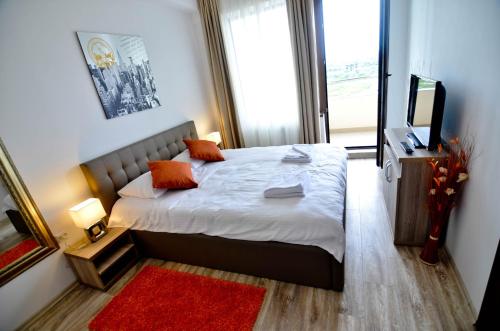 
Un pat sau paturi într-o cameră la Summerland Sea View Exclusive Apartment - Mamaia
