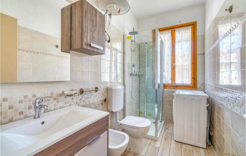 ロゾリーナ・マーレにあるCacciatore Biloのバスルーム(洗面台、トイレ付)、窓が備わります。