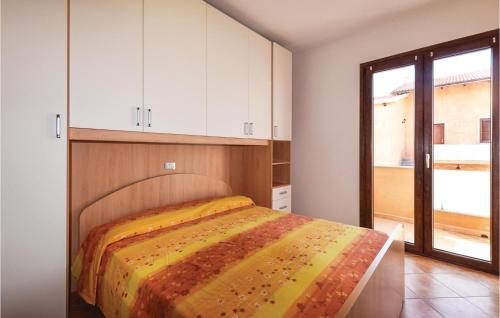 カステルサルドにあるCasa Oslo 3のベッドルーム1室(ベッド1台、白いキャビネット、窓付)