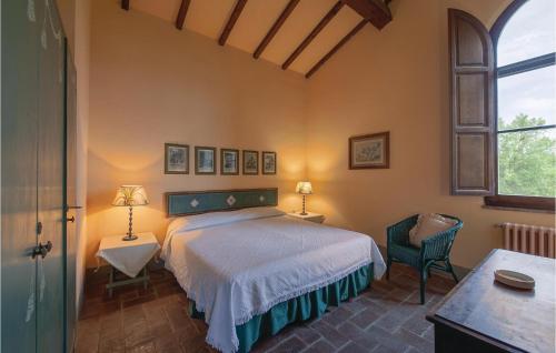 ein Schlafzimmer mit einem Bett, zwei Tischen und einem Fenster in der Unterkunft Lavanda in Collelungo