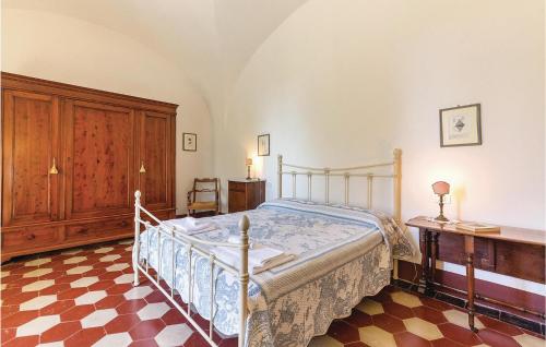 una camera con un letto e un pavimento a scacchi di Le Cerbonchie a Rosignano Marittimo