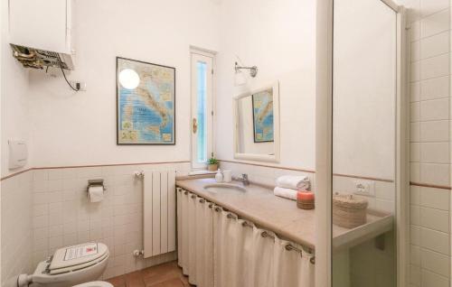 CapranicaにあるNoccioloのバスルーム(洗面台、トイレ付)