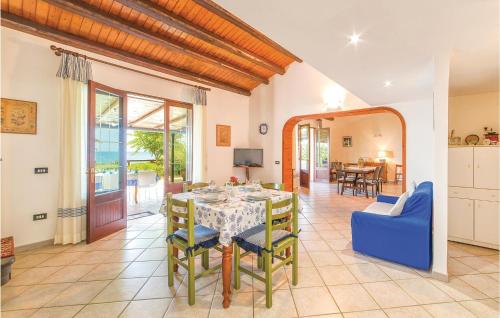 eine Küche und ein Esszimmer mit Tisch und Stühlen in der Unterkunft 1 Cda Cipollazzo in Menfi