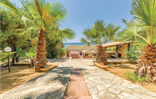 einen Innenhof mit Palmen und ein Haus in der Unterkunft 1 Cda Cipollazzo in Menfi