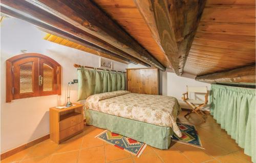 メンフィにあるNice Home In Menfi Ag With 3 Bedrooms And Wifiの木製の天井が特徴のベッドルーム1室(ベッド1台付)