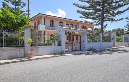 Amazing apartment in Motta San Giovanni with 3 Bedrooms and WiFi
