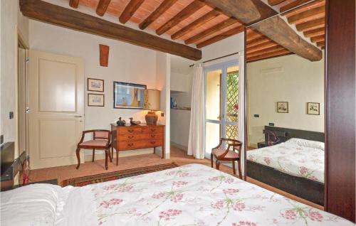 1 Schlafzimmer mit einem Bett und einem Schreibtisch mit 2 Stühlen in der Unterkunft Faggio in Camaiore