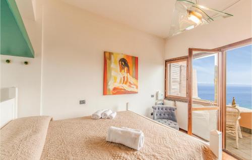 スペルロンガにあるVilla Romantic Coveのベッドルーム1室(ベッド1台、大きな窓付)