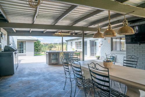 patio con mesa y sillas en la cocina en "Wiltara" Estate Rural Escape for 2 to 14 Guests en Orange