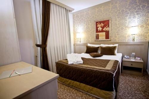 Säng eller sängar i ett rum på Sergah Hotel